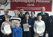 Uczniowie naszej szkoły odbierają nagrodę za udział w konkursie "Zapobiegajmy pożarom".