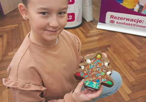 Uczennica klasy 3 z przydekorowaną choinką
