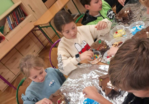 Uczniowie klasy 3 dekorują tabliczki czekolady