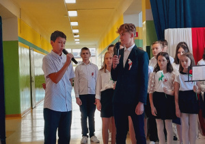 Uczniowie recytują wiersze