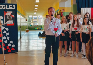Uczeń klasy 4 śpiewa pieśń