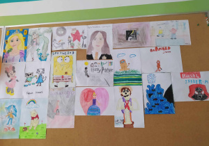 Galeria prac na szkolnym korytarzu.