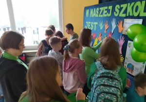 Uczniowie tworzą wspólna gazetkę.