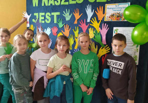 Uczniowie klasy 2a przypinają swoje dłonie na gazetce.