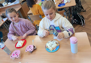 Uczennice klasy 3 przygotowują gofry