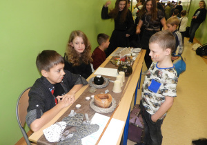 Uczeń wróży koledze
