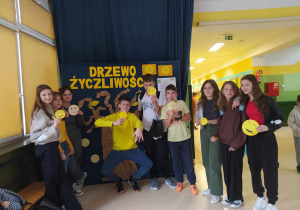 Klasa 7a tworzy Drzewo Życzliwości.