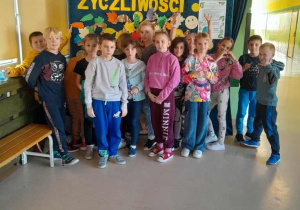 Klasa 2a tworzy Drzewo Życzliwości.