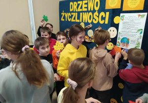 Klasa 5a tworzy Drzewo Życzliwości.