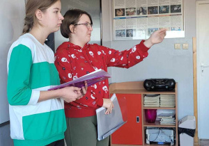Uczennice prowadzą lekcję na temat Praw Dziecka.