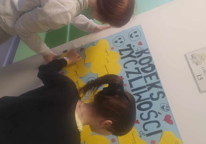 Klasa 8a udekorowała drzwi swojej sali stworzonym przez siebie Kodeksem Życzliwości.