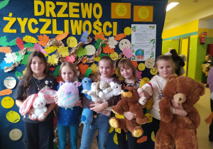 Uczennice klasy 3a ze swoimi misiami.