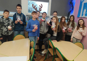 Klasa 6a ze swoimi dekoracjami.