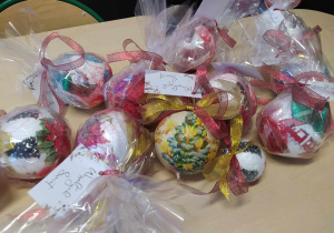 Kolorowe bombki.