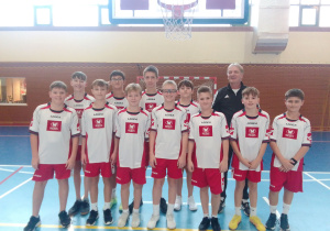 Uczniowie reprezentujący szkołę w zawodach sportowych