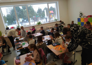 Uczniowie wspólnie przygotowują maski