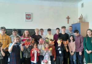 Wspólne zdjęcie uczniów z przygotowanymi maskami