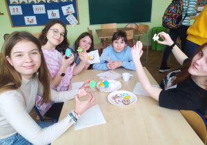 Uczennice 8a dekorują mazurki.