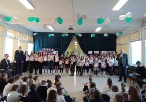 Dyrekcja szkoły i przedstawicielki wszystkich klas na pamiątkowej fotografii z Wójtem Gminy Rokiciny i Przewodniczącym Rady Gminy.