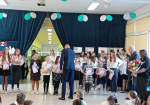 Pan Wójt składa życzenia przedstawicielkom wszystkich klas.