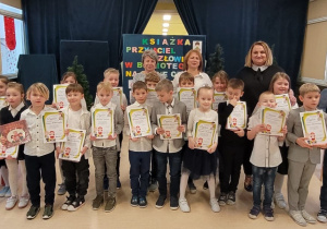 Klasa I a z wychowawcą i Panią Dyrektor