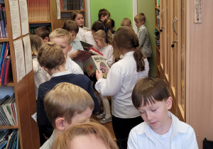 Pierwszoklasiści odwiedzili bibliotekę szkolną