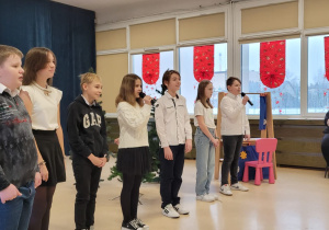 Uczniowie klasy 5a śpiewają piosenkę
