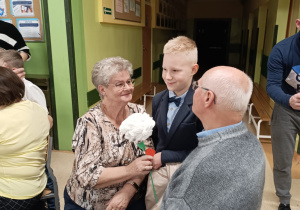 Wręczenie dziadkom prezentów wykonanych przez uczniów