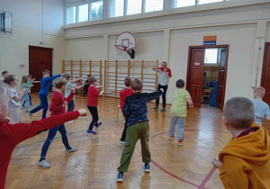 Pierwszaki trenują kickboxing