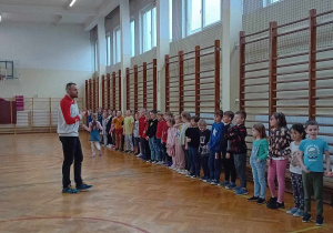 Zbiórka pierwszaków przed zajęciami