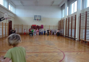 Zabawy na boisku pierwszaków