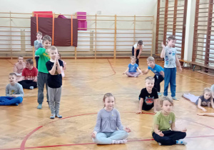Pierwszaki uczestniczą w zajęciach z jogi