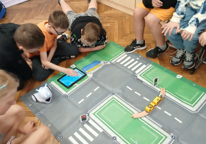 Uczniowie kodują drogę robota