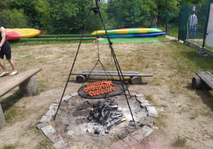 Pieczenie kiełbasek.