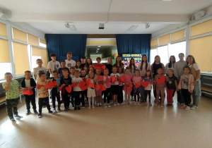 Uczniowie klas 1a i 8a.