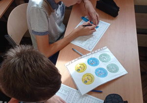 Uczniowie klasy 7 rozwiązują zadania matematyczne.