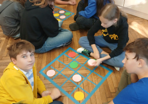 Uczniowie układają kropkowe sudoku.