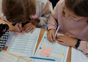 Uczennice klasy 6 tworzą gwiezdne konstelacje.