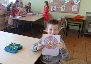 Tworzenie mandali w czasie zajęć świetlicowych.