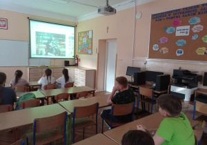 Klasa 4b podczas lekcji online.