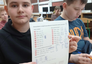 Uczniowie kalsy 5b rozwiązują walentynkową kartę pracy.