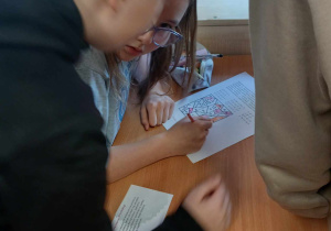 Uczniowie rozwiązują kolejną zagadkę