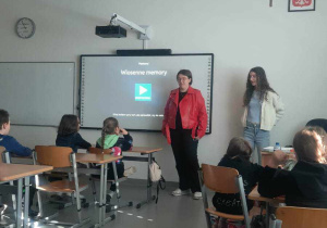 Uczennice klasy 8 prowadzą lekcję