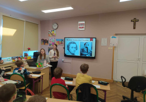 Uczennice prowadzą lekcję muzyki