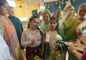 Dziewczynki w wiosennych stronach