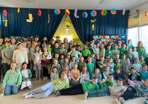 Zdjęcie grupowe uczniów w zielonych koszulkach