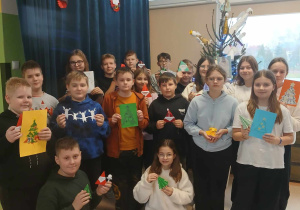 Uczniowie i ich prace z papieru