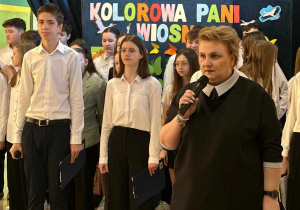 Pani dyrektor dziękująca za przygotowanie apelu.