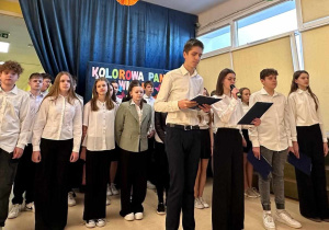 Uczniowie klas siódmych, którzy przygotowali apel.