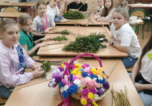 Uczennice robią kwiatki z bibuły